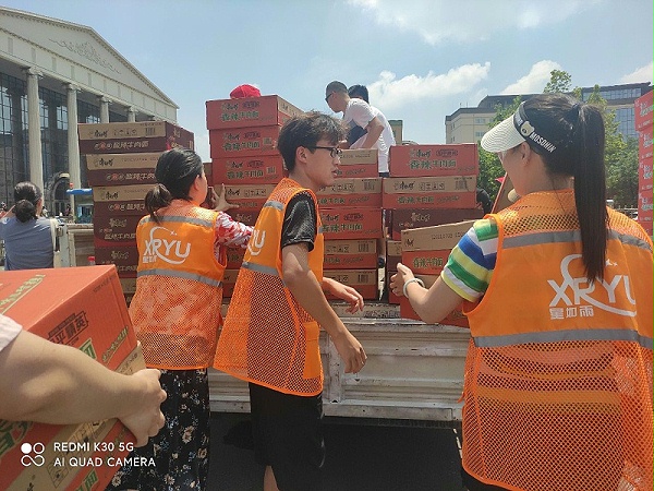 市政府搬运抗洪物资