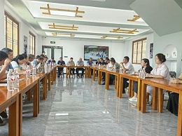 淇滨区区委副书记、上峪乡党委书记关庆达率教育系统35名负责人赴星如雨光影研学基地调研